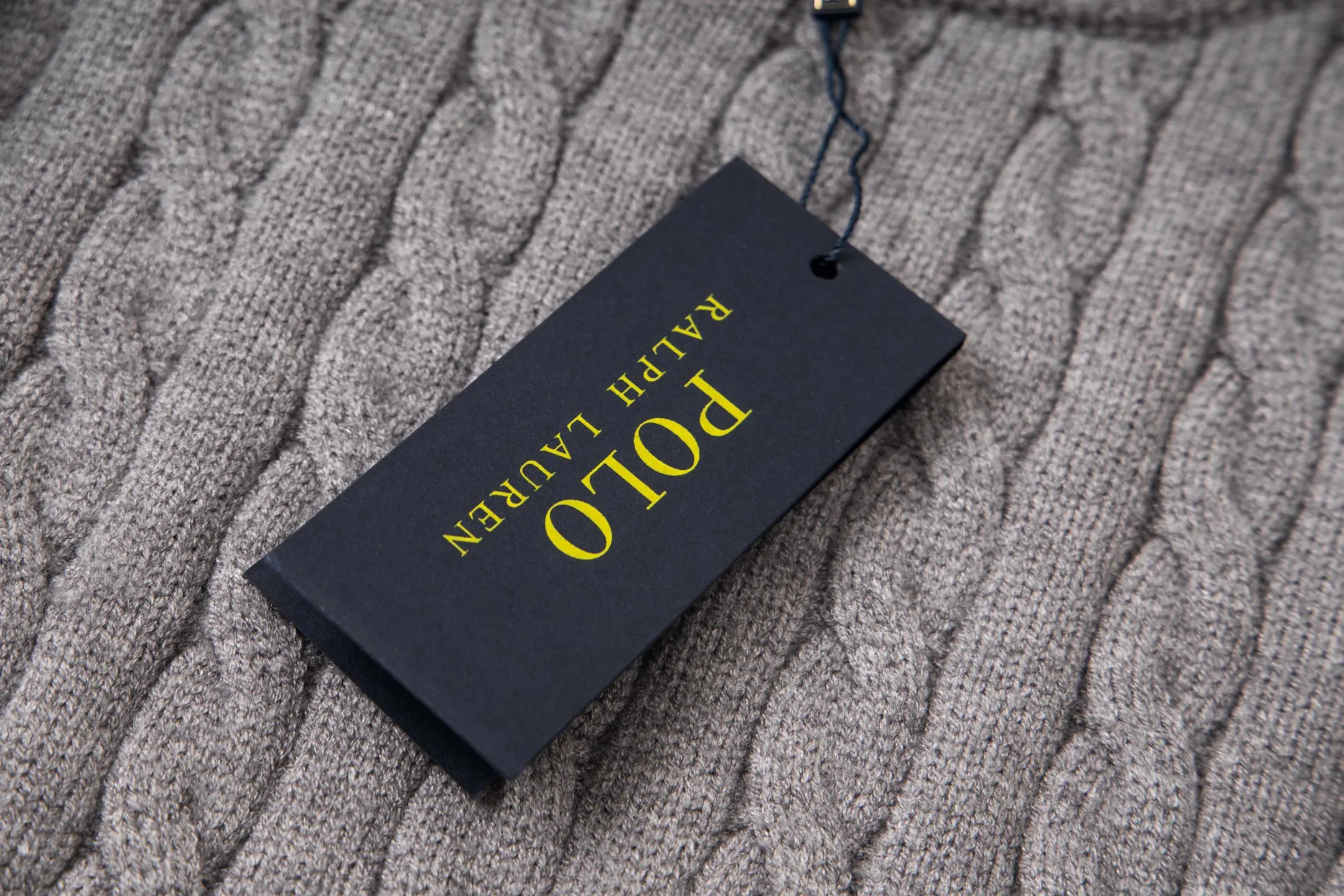 P210 model number: Y195 Ralph Lauren men's round neck sweater men's hemp flower original collar sweater. The version is really good-looking. It can be worn alone or as a jacket to be worn inside or outside. The upper body shows personal fashion charm. Four colors are available. The same style for men and women. A must-see item for new summer products. Tag, hanging grain, washed, packaging bag, full set of accessories. Very good appearance, super exquisite workmanship. Size: S-XL